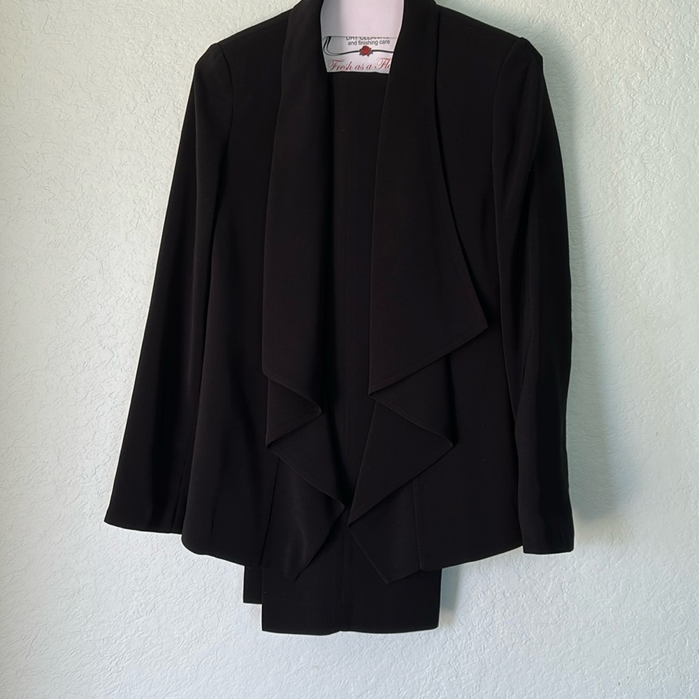 Kasper size 4 pants and jacket.  Tres chic. 💄🕶️🖤🌹